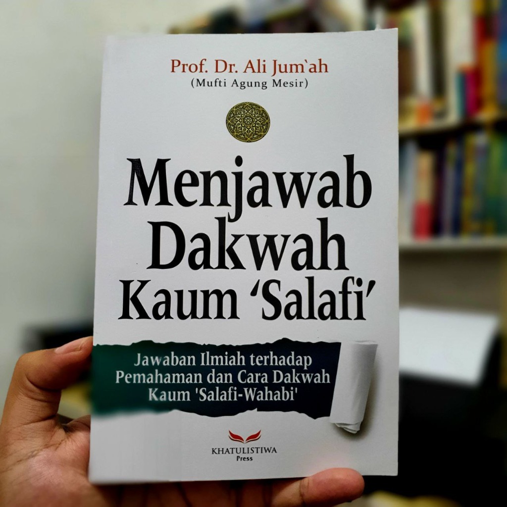 Buku Menjawab Dakwah Kaum Salafi dipegang pembaca